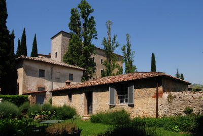 Il casale Guardiola e sullo sfondo il castello di Grotti a 12 km da Siena