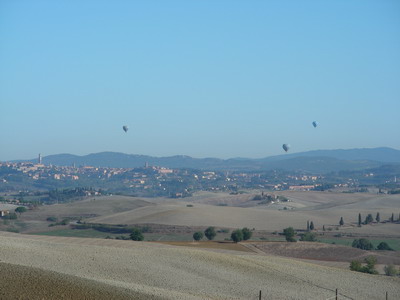 Siena, le crete e mongolfiere viste dal Castello di Grotti